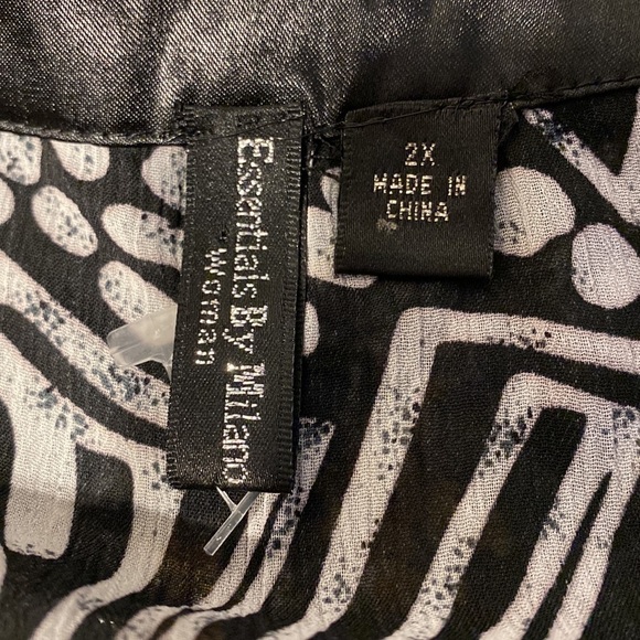 r Essentials by Milano black geometric 3/4 sleeve plus size blouse 2X.  NWT - Picture 3 of 5